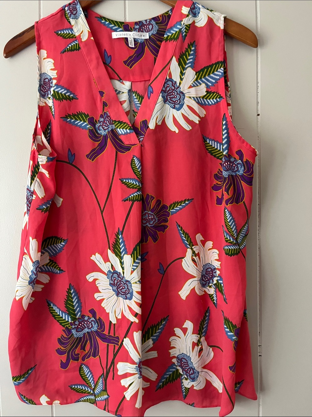 Violet & Claire Coral Pink Floral V-Neck Sleeveless Blouse